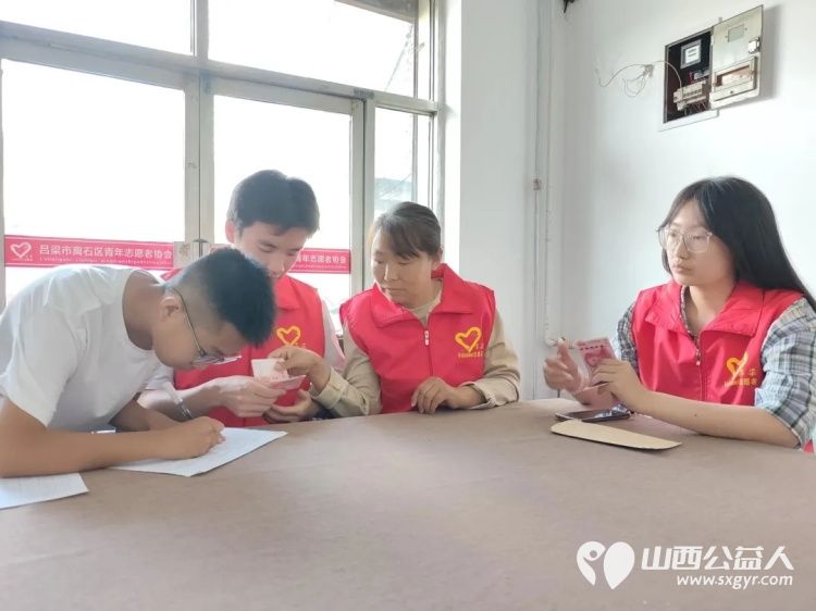 不瞒您说2026上半年助学金发放我们比较关注这十个孩子 清风送暖为梦续航 吕梁市离石区青年志愿者协会一对一助学集中发放助学金活动亲手送到多名困境学子手中为寒门求学路保驾护航 - 第7张