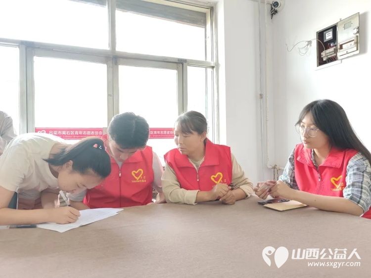 不瞒您说2026上半年助学金发放我们比较关注这十个孩子 清风送暖为梦续航 吕梁市离石区青年志愿者协会一对一助学集中发放助学金活动亲手送到多名困境学子手中为寒门求学路保驾护航 - 第6张