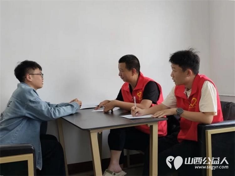 不瞒您说2026上半年助学金发放我们比较关注这十个孩子 清风送暖为梦续航 吕梁市离石区青年志愿者协会一对一助学集中发放助学金活动亲手送到多名困境学子手中为寒门求学路保驾护航 - 第3张