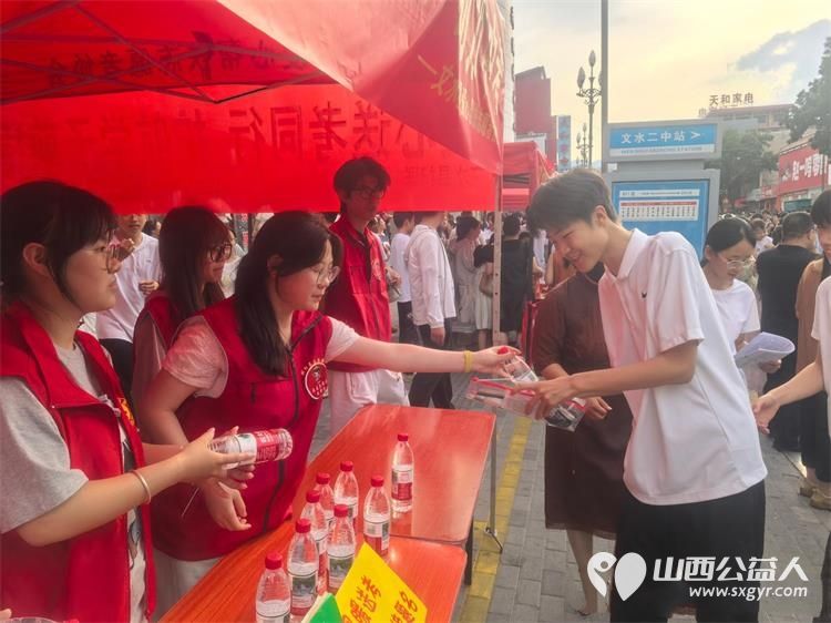 爱心护航中考温情助力逐梦----文水县爱心帮扶志愿者协会多方联动携手聚力在文水二中考点共同开展爱心送考为梦护航中考志愿服务活动助力更多青春梦想扬帆起航 - 第6张