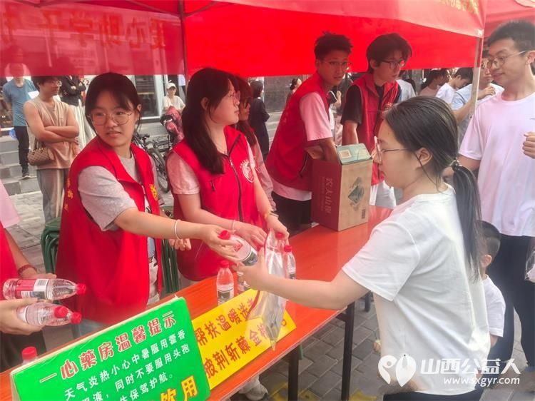 爱心护航中考温情助力逐梦----文水县爱心帮扶志愿者协会多方联动携手聚力在文水二中考点共同开展爱心送考为梦护航中考志愿服务活动助力更多青春梦想扬帆起航 - 第5张
