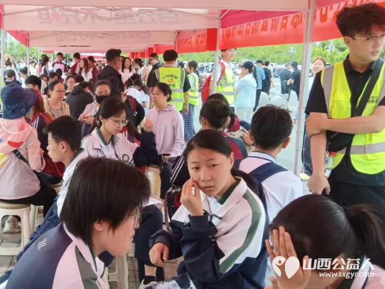 盛夏执光同心筑梦志愿护航中考----晋中市太谷区心连心志愿者守护少年逐梦之路奔赴太谷中学中考考点开展为期三天的爱心助考志愿服务活动 - 第12张