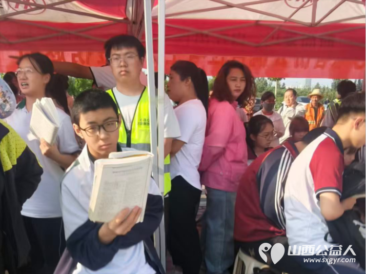 盛夏执光同心筑梦志愿护航中考----晋中市太谷区心连心志愿者守护少年逐梦之路奔赴太谷中学中考考点开展为期三天的爱心助考志愿服务活动 - 第11张