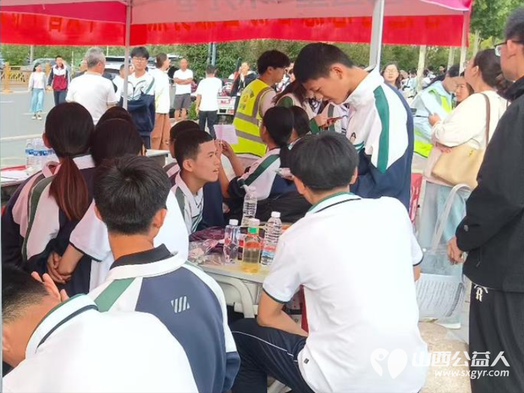 盛夏执光同心筑梦志愿护航中考----晋中市太谷区心连心志愿者守护少年逐梦之路奔赴太谷中学中考考点开展为期三天的爱心助考志愿服务活动 - 第6张