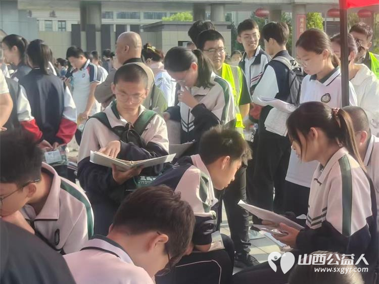 盛夏执光同心筑梦志愿护航中考----晋中市太谷区心连心志愿者守护少年逐梦之路奔赴太谷中学中考考点开展为期三天的爱心助考志愿服务活动 - 第5张