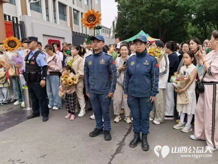 暖心护航中考静候少年金榜题名----长治蓝天救援队队员兵分两路驻守长治六中实验中学两大中考考点开展应急安全助考保障把对孩子的期许用陪伴考生提笔圆梦金榜题名 - 第4张