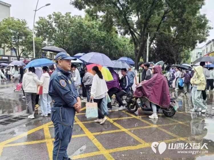 暖心护航中考静候少年金榜题名----长治蓝天救援队队员兵分两路驻守长治六中实验中学两大中考考点开展应急安全助考保障把对孩子的期许用陪伴考生提笔圆梦金榜题名 - 第5张