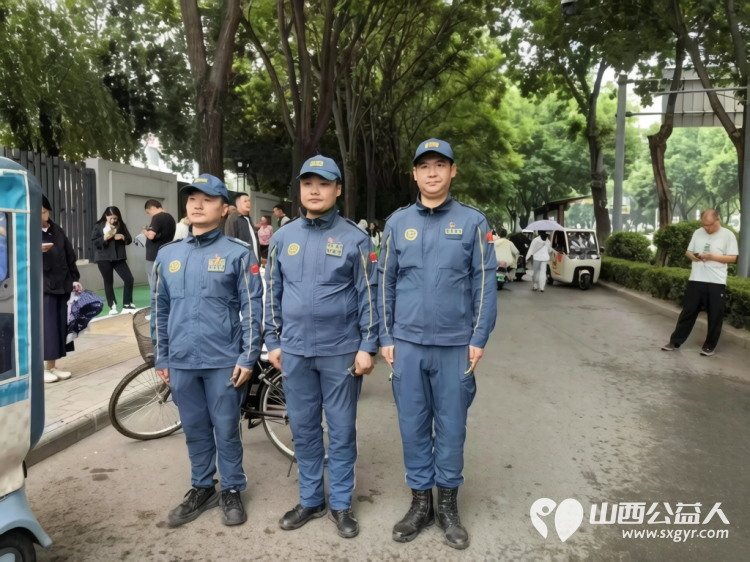 暖心护航中考静候少年金榜题名----长治蓝天救援队队员兵分两路驻守长治六中实验中学两大中考考点开展应急安全助考保障把对孩子的期许用陪伴考生提笔圆梦金榜题名 - 第2张