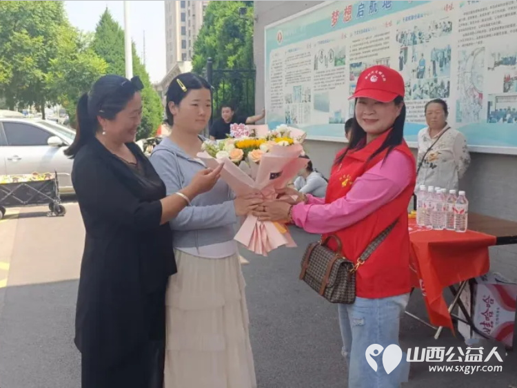 晨光赠暖繁花赴梦----记忻府区阳光爱心公益志愿服务队在十一中考点门前服务中考以平凡善意为逐梦少年铺就一程暖意 - 第4张 - 山西公益人 晨光赠暖繁花赴梦----记忻府区阳光爱心公益志愿服务队在十一中考点门前服务中考以平凡善意为逐梦少年铺就一程暖意 - 第4张