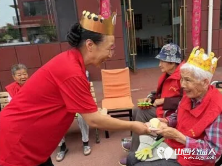 父爱绵长生辰温暖|太原市比家美养老院双份暖意温暖相伴夕阳红致敬院内可敬可爱的父辈长者们为生辰寿星庆福寿暖时光 - 第6张 - 山西公益人 父爱绵长生辰温暖|太原市比家美养老院双份暖意温暖相伴夕阳红致敬院内可敬可爱的父辈长者们为生辰寿星庆福寿暖时光 - 第6张