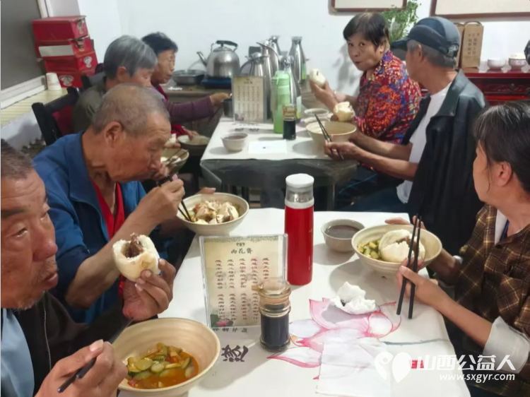 粽香杏甜敬父恩雨花斋里暖意浓----长治市小雨点公益志愿者协会情系雨花斋二部父亲节特别活动与爱心人士共同为这里的老年家人们送上了一份特别的节日关怀 - 第13张 - 山西公益人 粽香杏甜敬父恩雨花斋里暖意浓----长治市小雨点公益志愿者协会情系雨花斋二部父亲节特别活动与爱心人士共同为这里的老年家人们送上了一份特别的节日关怀 - 第13张