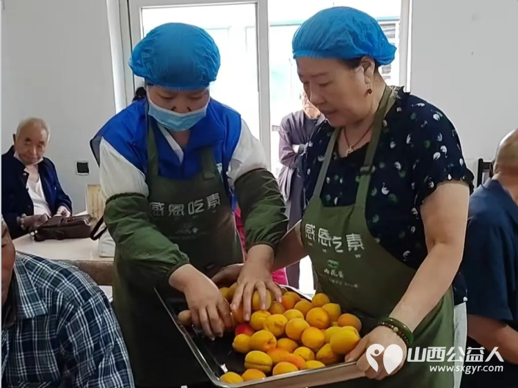 粽香杏甜敬父恩雨花斋里暖意浓----长治市小雨点公益志愿者协会情系雨花斋二部父亲节特别活动与爱心人士共同为这里的老年家人们送上了一份特别的节日关怀 - 第11张 - 山西公益人 粽香杏甜敬父恩雨花斋里暖意浓----长治市小雨点公益志愿者协会情系雨花斋二部父亲节特别活动与爱心人士共同为这里的老年家人们送上了一份特别的节日关怀 - 第11张