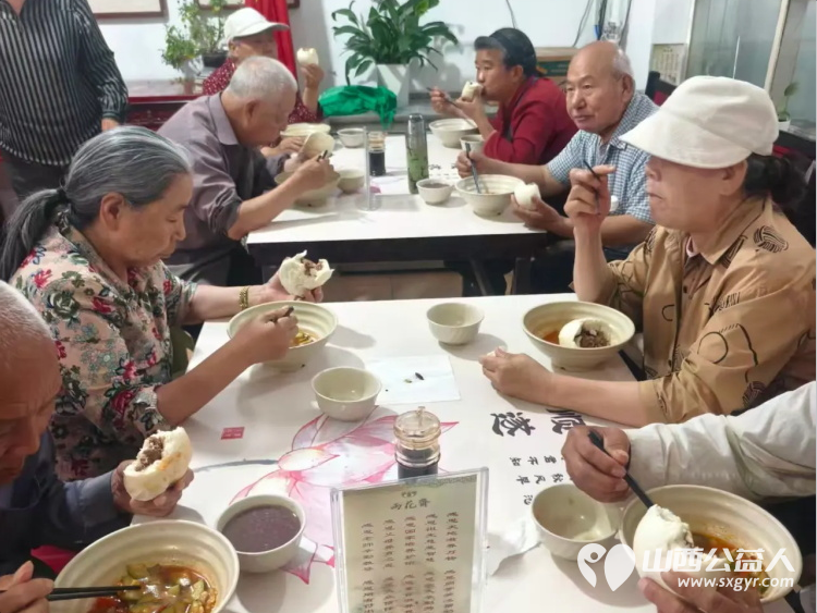 粽香杏甜敬父恩雨花斋里暖意浓----长治市小雨点公益志愿者协会情系雨花斋二部父亲节特别活动与爱心人士共同为这里的老年家人们送上了一份特别的节日关怀 - 第12张 - 山西公益人 粽香杏甜敬父恩雨花斋里暖意浓----长治市小雨点公益志愿者协会情系雨花斋二部父亲节特别活动与爱心人士共同为这里的老年家人们送上了一份特别的节日关怀 - 第12张