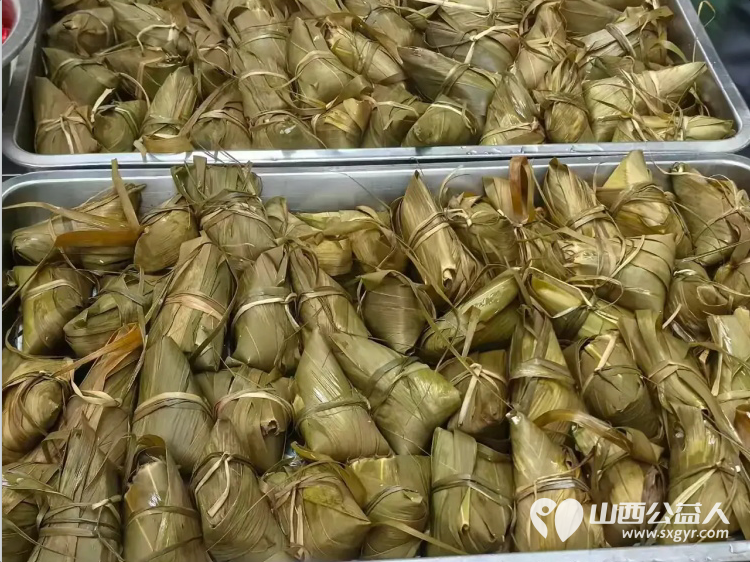 粽香杏甜敬父恩雨花斋里暖意浓----长治市小雨点公益志愿者协会情系雨花斋二部父亲节特别活动与爱心人士共同为这里的老年家人们送上了一份特别的节日关怀 - 第9张 - 山西公益人 粽香杏甜敬父恩雨花斋里暖意浓----长治市小雨点公益志愿者协会情系雨花斋二部父亲节特别活动与爱心人士共同为这里的老年家人们送上了一份特别的节日关怀 - 第9张