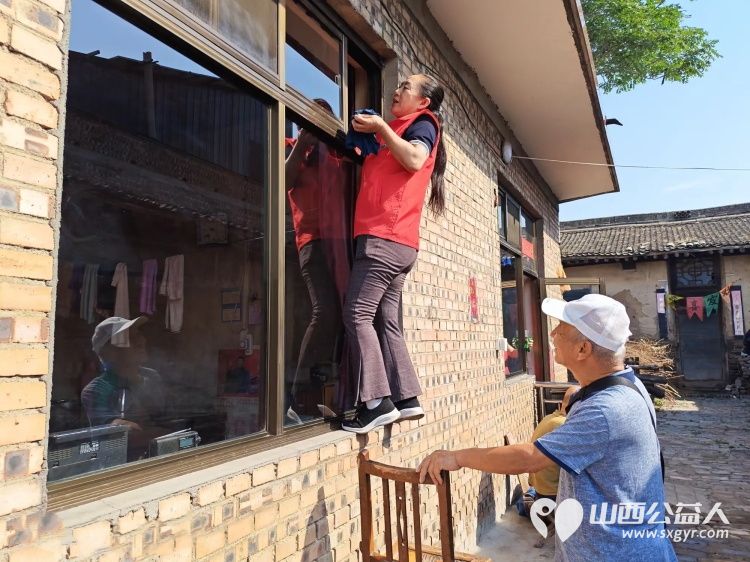 介休市敬老协会走进义安镇白家堡村入户白家堡村80岁张二老人家中为老人打扫室内外卫生刷洗锅碗瓢盆理发洗漱做饭包饺子 - 第4张 - 山西公益人 介休市敬老协会走进义安镇白家堡村入户白家堡村80岁张二老人家中为老人打扫室内外卫生刷洗锅碗瓢盆理发洗漱做饭包饺子 - 第4张
