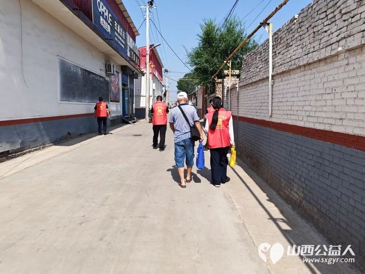 介休市敬老协会志愿者走进义安镇白家堡村入户84岁傅万善老人家中为老人打扫室内外卫生刷洗锅碗瓢盆理发洗漱做饭包饺子 - 第2张