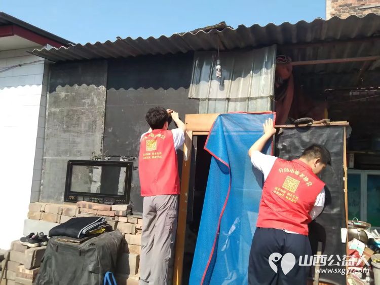 介休市敬老协会走进义安镇北辛武村入户81岁杜成宝、80岁冀伟良、82岁冀增益老人家中为老人打扫室内外卫生刷洗锅碗瓢盆做饭包饺子 - 第7张 - 山西公益人 介休市敬老协会走进义安镇北辛武村入户81岁杜成宝、80岁冀伟良、82岁冀增益老人家中为老人打扫室内外卫生刷洗锅碗瓢盆做饭包饺子 - 第7张