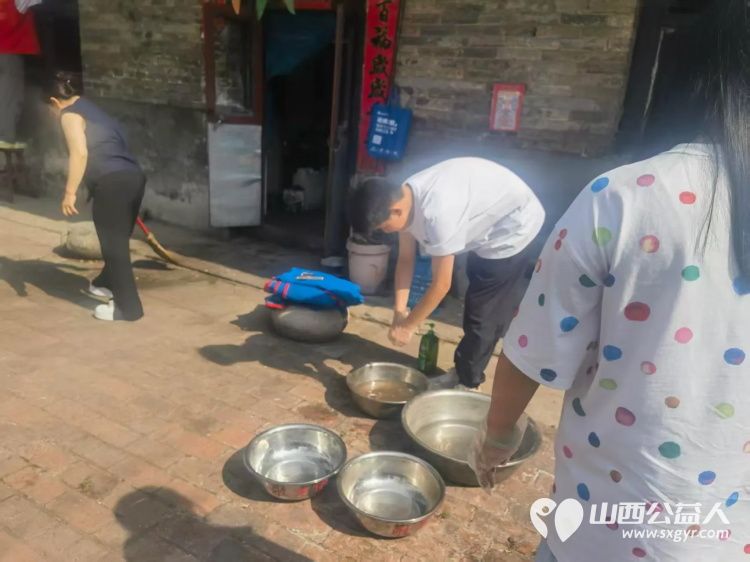 介休市敬老协会走进义安镇北辛武村入户81岁杜成宝、80岁冀伟良、82岁冀增益老人家中为老人打扫室内外卫生刷洗锅碗瓢盆做饭包饺子 - 第10张 - 山西公益人 介休市敬老协会走进义安镇北辛武村入户81岁杜成宝、80岁冀伟良、82岁冀增益老人家中为老人打扫室内外卫生刷洗锅碗瓢盆做饭包饺子 - 第10张