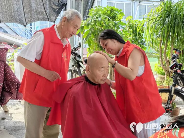情暖福乐爱心伴夕阳 长治市阳光困境儿童帮扶协会走进潞州区福乐养老院备好水果日用慰问品慰问老人用实际行动传递孝老爱亲温情 - 第2张 - 山西公益人 情暖福乐爱心伴夕阳 长治市阳光困境儿童帮扶协会走进潞州区福乐养老院备好水果日用慰问品慰问老人用实际行动传递孝老爱亲温情 - 第2张