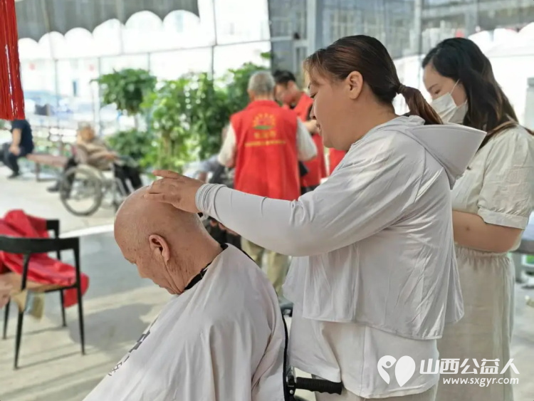 情暖福乐爱心伴夕阳 长治市阳光困境儿童帮扶协会走进潞州区福乐养老院备好水果日用慰问品慰问老人用实际行动传递孝老爱亲温情 - 第3张 - 山西公益人 情暖福乐爱心伴夕阳 长治市阳光困境儿童帮扶协会走进潞州区福乐养老院备好水果日用慰问品慰问老人用实际行动传递孝老爱亲温情 - 第3张