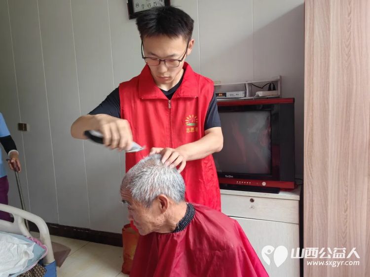 温情父亲节义剪暖夕阳----长治市阳光困境儿童帮扶协会走进下秦敬老院开展父亲节专属义务理发志愿服务活动用贴心服务致敬岁月里每一位平凡的父亲 - 第5张