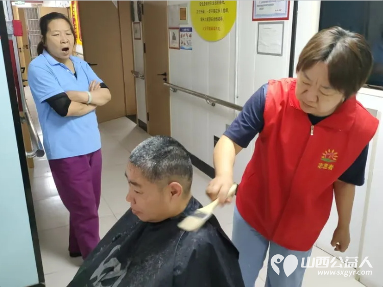 温情父亲节义剪暖夕阳----长治市阳光困境儿童帮扶协会走进下秦敬老院开展父亲节专属义务理发志愿服务活动用贴心服务致敬岁月里每一位平凡的父亲 - 第3张