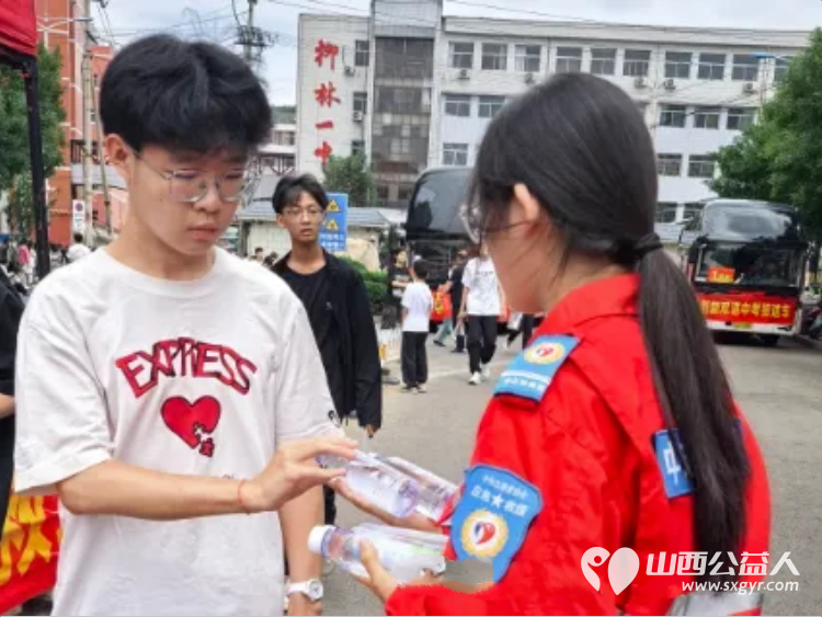 接力护航逐梦路志愿红再战中考｜中志协应急委柳林服务队圆满完成柳林一中中考应急保障工作温情志愿服务，守护万千考生平安应考 - 第5张
