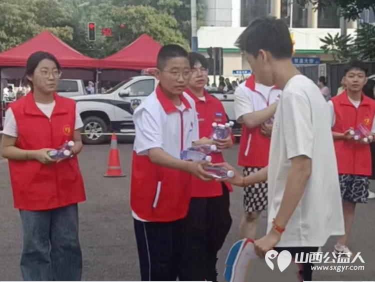 接力护航逐梦路志愿红再战中考｜中志协应急委柳林服务队圆满完成柳林一中中考应急保障工作温情志愿服务，守护万千考生平安应考 - 第3张