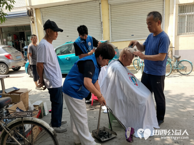 因为爱所以奉献----长治市小雨点公益志愿者协会六名志愿者来到隆福饭店免费素食餐厅(原雨花斋二部)为那里的老人进行义务理发义务帮厨活动 - 第7张 - 山西公益人 因为爱所以奉献----长治市小雨点公益志愿者协会六名志愿者来到隆福饭店免费素食餐厅(原雨花斋二部)为那里的老人进行义务理发义务帮厨活动 - 第7张
