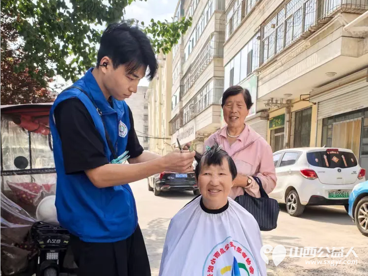 因为爱所以奉献----长治市小雨点公益志愿者协会六名志愿者来到隆福饭店免费素食餐厅(原雨花斋二部)为那里的老人进行义务理发义务帮厨活动 - 第2张 - 山西公益人 因为爱所以奉献----长治市小雨点公益志愿者协会六名志愿者来到隆福饭店免费素食餐厅(原雨花斋二部)为那里的老人进行义务理发义务帮厨活动 - 第2张