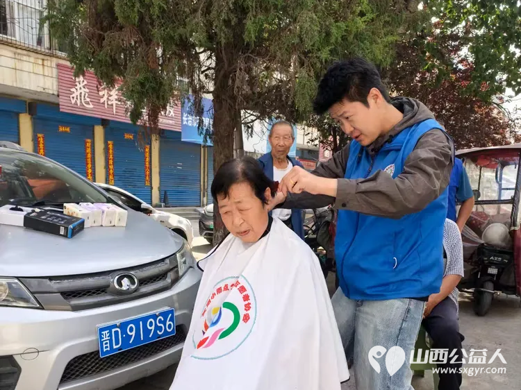 因为爱所以奉献----长治市小雨点公益志愿者协会六名志愿者来到隆福饭店免费素食餐厅(原雨花斋二部)为那里的老人进行义务理发义务帮厨活动 - 第3张 - 山西公益人 因为爱所以奉献----长治市小雨点公益志愿者协会六名志愿者来到隆福饭店免费素食餐厅(原雨花斋二部)为那里的老人进行义务理发义务帮厨活动 - 第3张