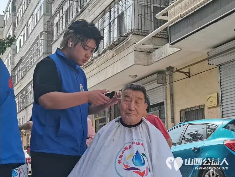 因为爱所以奉献----长治市小雨点公益志愿者协会六名志愿者来到隆福饭店免费素食餐厅(原雨花斋二部)为那里的老人进行义务理发义务帮厨活动 - 第9张 - 山西公益人 因为爱所以奉献----长治市小雨点公益志愿者协会六名志愿者来到隆福饭店免费素食餐厅(原雨花斋二部)为那里的老人进行义务理发义务帮厨活动 - 第9张