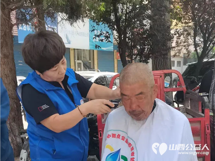 因为爱所以奉献----长治市小雨点公益志愿者协会六名志愿者来到隆福饭店免费素食餐厅(原雨花斋二部)为那里的老人进行义务理发义务帮厨活动 - 第5张 - 山西公益人 因为爱所以奉献----长治市小雨点公益志愿者协会六名志愿者来到隆福饭店免费素食餐厅(原雨花斋二部)为那里的老人进行义务理发义务帮厨活动 - 第5张