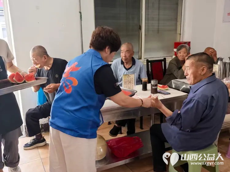 因为爱所以奉献----长治市小雨点公益志愿者协会六名志愿者来到隆福饭店免费素食餐厅(原雨花斋二部)为那里的老人进行义务理发义务帮厨活动 - 第6张 - 山西公益人 因为爱所以奉献----长治市小雨点公益志愿者协会六名志愿者来到隆福饭店免费素食餐厅(原雨花斋二部)为那里的老人进行义务理发义务帮厨活动 - 第6张