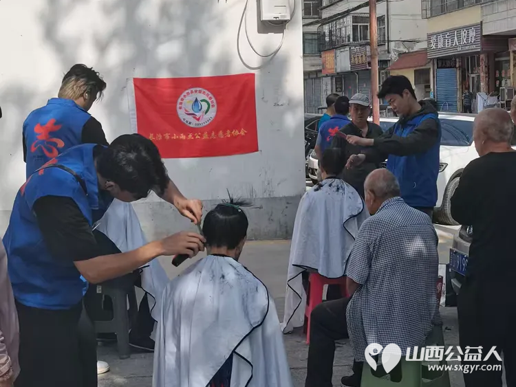 因为爱所以奉献----长治市小雨点公益志愿者协会六名志愿者来到隆福饭店免费素食餐厅(原雨花斋二部)为那里的老人进行义务理发义务帮厨活动 - 第8张 - 山西公益人 因为爱所以奉献----长治市小雨点公益志愿者协会六名志愿者来到隆福饭店免费素食餐厅(原雨花斋二部)为那里的老人进行义务理发义务帮厨活动 - 第8张