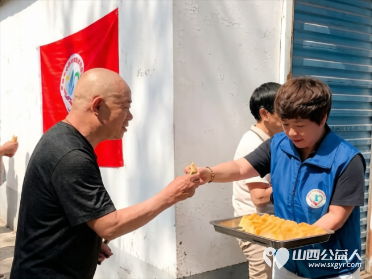 因为爱所以奉献----长治市小雨点公益志愿者协会六名志愿者来到隆福饭店免费素食餐厅(原雨花斋二部)为那里的老人进行义务理发义务帮厨活动 - 第11张 - 山西公益人 因为爱所以奉献----长治市小雨点公益志愿者协会六名志愿者来到隆福饭店免费素食餐厅(原雨花斋二部)为那里的老人进行义务理发义务帮厨活动 - 第11张