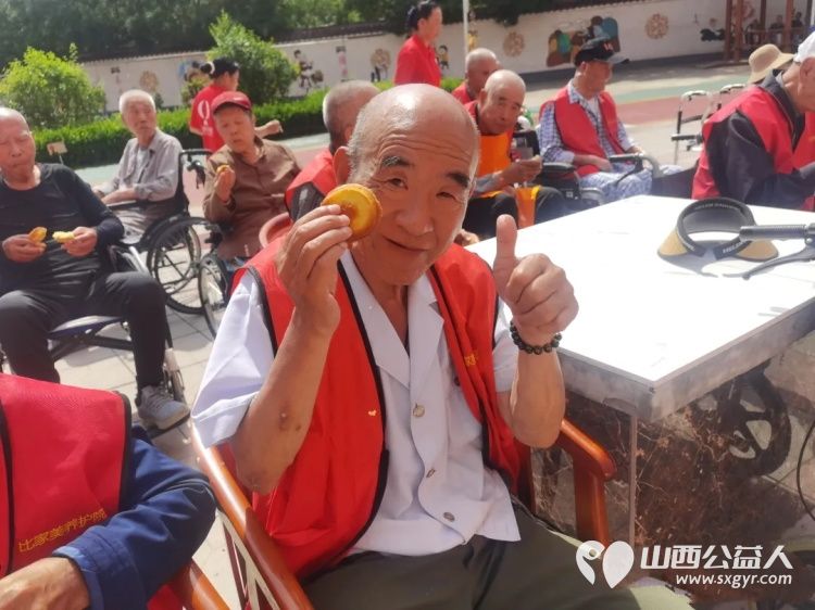温情满满----太原市杏花岭区比家美慈爱养护院众多长辈和工作人员齐聚一堂共同为六月过生日的长辈们送上最诚挚的祝福 - 第7张 - 山西公益人 温情满满----太原市杏花岭区比家美慈爱养护院众多长辈和工作人员齐聚一堂共同为六月过生日的长辈们送上最诚挚的祝福 - 第7张