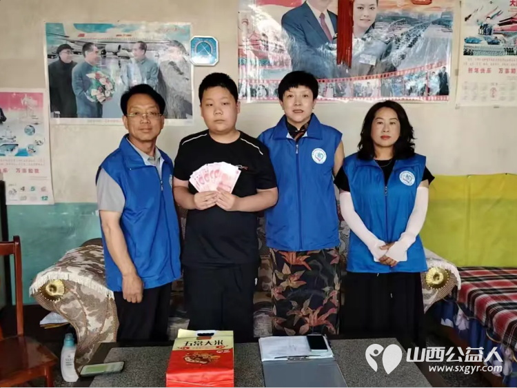 长治市小雨点公益志愿者协会思源组开展了帮扶儿童回访活动准备了五常大米每家一袋帮扶金每人1000元将切实帮助帮扶家庭缓解部分生活压力 - 第1张