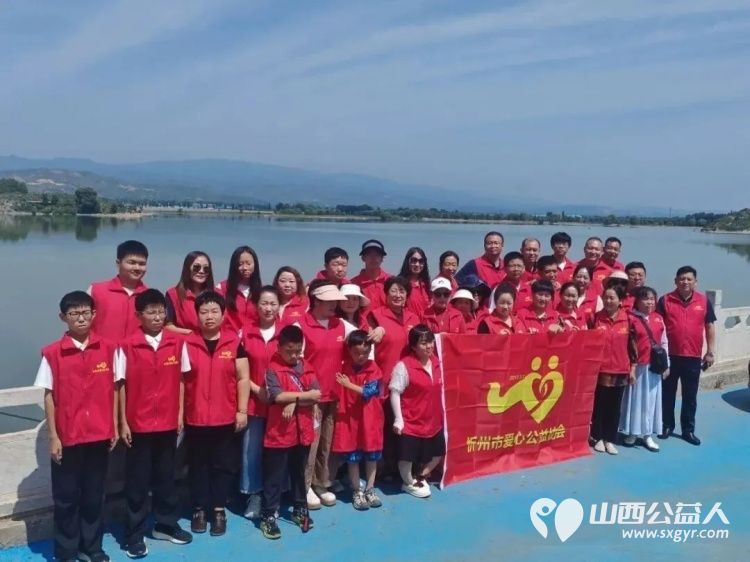 志愿红守护双乳湖一一忻州市爱心公益协会前往双乳湖开展环境卫生清扫志愿活动向过往游客宣传环保理念倡导文明出游 - 第1张 - 山西公益人 志愿红守护双乳湖一一忻州市爱心公益协会前往双乳湖开展环境卫生清扫志愿活动向过往游客宣传环保理念倡导文明出游 - 第1张