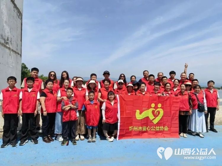志愿红守护双乳湖一一忻州市爱心公益协会前往双乳湖开展环境卫生清扫志愿活动向过往游客宣传环保理念倡导文明出游 - 第2张 - 山西公益人 志愿红守护双乳湖一一忻州市爱心公益协会前往双乳湖开展环境卫生清扫志愿活动向过往游客宣传环保理念倡导文明出游 - 第2张