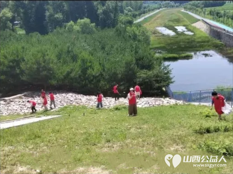 志愿红守护双乳湖一一忻州市爱心公益协会前往双乳湖开展环境卫生清扫志愿活动向过往游客宣传环保理念倡导文明出游 - 第9张 - 山西公益人 志愿红守护双乳湖一一忻州市爱心公益协会前往双乳湖开展环境卫生清扫志愿活动向过往游客宣传环保理念倡导文明出游 - 第9张