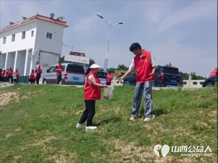 志愿红守护双乳湖一一忻州市爱心公益协会前往双乳湖开展环境卫生清扫志愿活动向过往游客宣传环保理念倡导文明出游 - 第5张 - 山西公益人 志愿红守护双乳湖一一忻州市爱心公益协会前往双乳湖开展环境卫生清扫志愿活动向过往游客宣传环保理念倡导文明出游 - 第5张