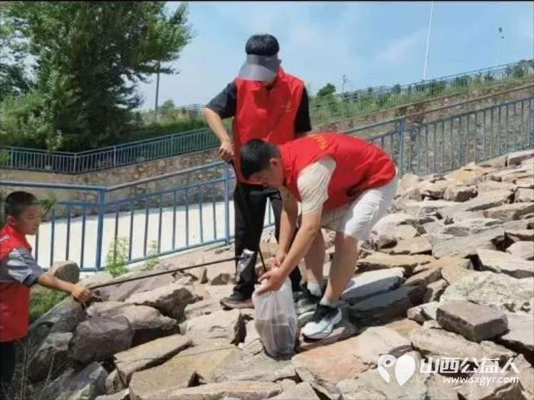 志愿红守护双乳湖一一忻州市爱心公益协会前往双乳湖开展环境卫生清扫志愿活动向过往游客宣传环保理念倡导文明出游 - 第6张 - 山西公益人 志愿红守护双乳湖一一忻州市爱心公益协会前往双乳湖开展环境卫生清扫志愿活动向过往游客宣传环保理念倡导文明出游 - 第6张
