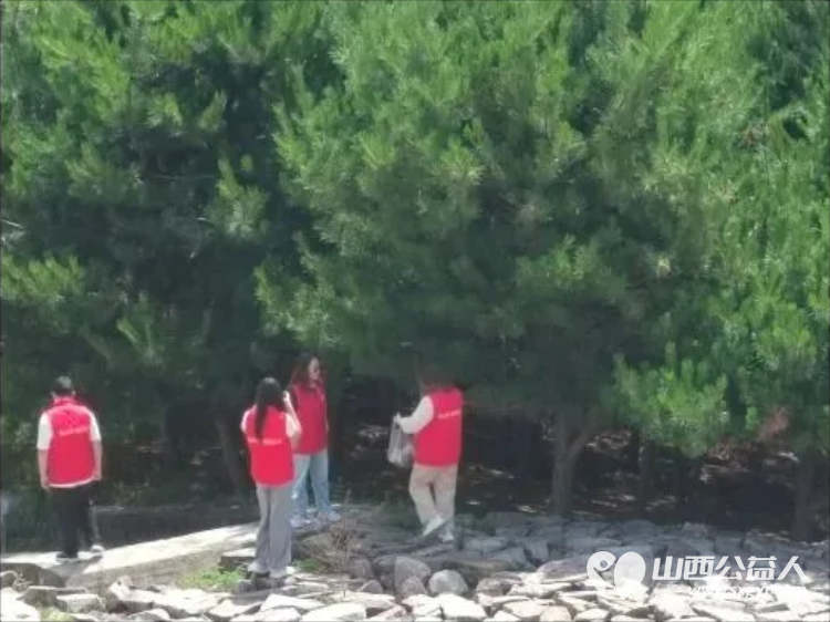 志愿红守护双乳湖一一忻州市爱心公益协会前往双乳湖开展环境卫生清扫志愿活动向过往游客宣传环保理念倡导文明出游 - 第7张 - 山西公益人 志愿红守护双乳湖一一忻州市爱心公益协会前往双乳湖开展环境卫生清扫志愿活动向过往游客宣传环保理念倡导文明出游 - 第7张