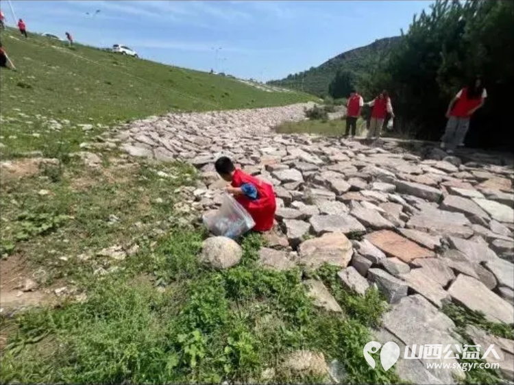 志愿红守护双乳湖一一忻州市爱心公益协会前往双乳湖开展环境卫生清扫志愿活动向过往游客宣传环保理念倡导文明出游 - 第8张 - 山西公益人 志愿红守护双乳湖一一忻州市爱心公益协会前往双乳湖开展环境卫生清扫志愿活动向过往游客宣传环保理念倡导文明出游 - 第8张