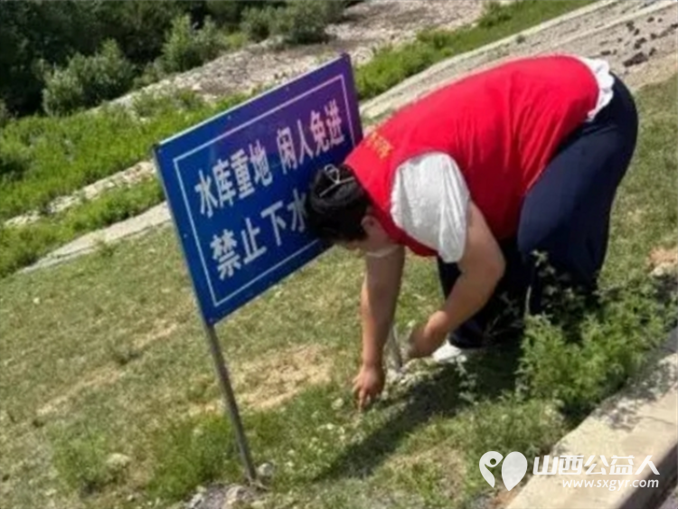 志愿红守护双乳湖一一忻州市爱心公益协会前往双乳湖开展环境卫生清扫志愿活动向过往游客宣传环保理念倡导文明出游 - 第4张 - 山西公益人 志愿红守护双乳湖一一忻州市爱心公益协会前往双乳湖开展环境卫生清扫志愿活动向过往游客宣传环保理念倡导文明出游 - 第4张