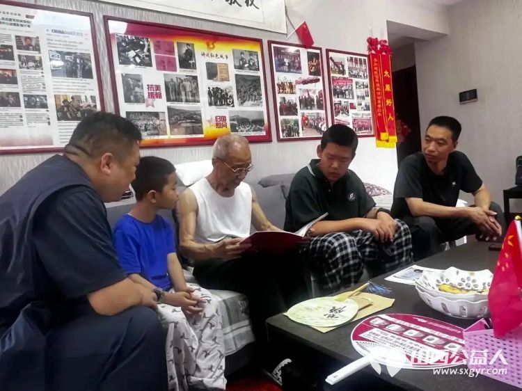 喜迎建党105周年 太原市神舟老班长爱国拥军志愿服务团组织太原37中学和新建路小学学生志愿者开展走访慰问94岁老革命老党员吕良红色教育活动 - 第2张 - 山西公益人 喜迎建党105周年 太原市神舟老班长爱国拥军志愿服务团组织太原37中学和新建路小学学生志愿者开展走访慰问94岁老革命老党员吕良红色教育活动 - 第2张