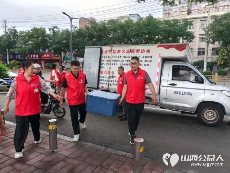 以党建为引领汇聚志愿力量----盐湖区龙居镇赎马村党支部助力盐湖区志愿者协会爱心早餐为环卫工人送来了清凉的西瓜和解暑的饮料温暖着现场每一个人 - 第9张 - 山西公益人 以党建为引领汇聚志愿力量----盐湖区龙居镇赎马村党支部助力盐湖区志愿者协会爱心早餐为环卫工人送来了清凉的西瓜和解暑的饮料温暖着现场每一个人 - 第9张