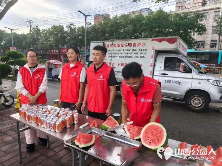 以党建为引领汇聚志愿力量----盐湖区龙居镇赎马村党支部助力盐湖区志愿者协会爱心早餐为环卫工人送来了清凉的西瓜和解暑的饮料温暖着现场每一个人 - 第8张 - 山西公益人 以党建为引领汇聚志愿力量----盐湖区龙居镇赎马村党支部助力盐湖区志愿者协会爱心早餐为环卫工人送来了清凉的西瓜和解暑的饮料温暖着现场每一个人 - 第8张