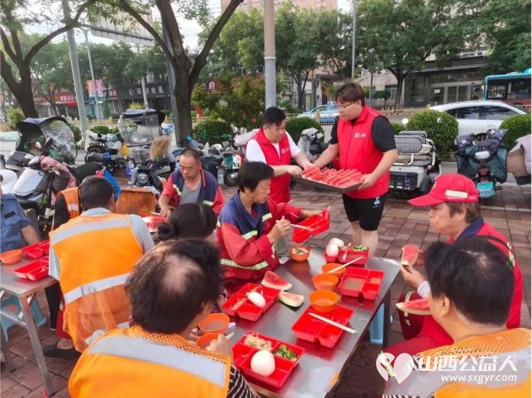 以党建为引领汇聚志愿力量----盐湖区龙居镇赎马村党支部助力盐湖区志愿者协会爱心早餐为环卫工人送来了清凉的西瓜和解暑的饮料温暖着现场每一个人 - 第4张 - 山西公益人 以党建为引领汇聚志愿力量----盐湖区龙居镇赎马村党支部助力盐湖区志愿者协会爱心早餐为环卫工人送来了清凉的西瓜和解暑的饮料温暖着现场每一个人 - 第4张